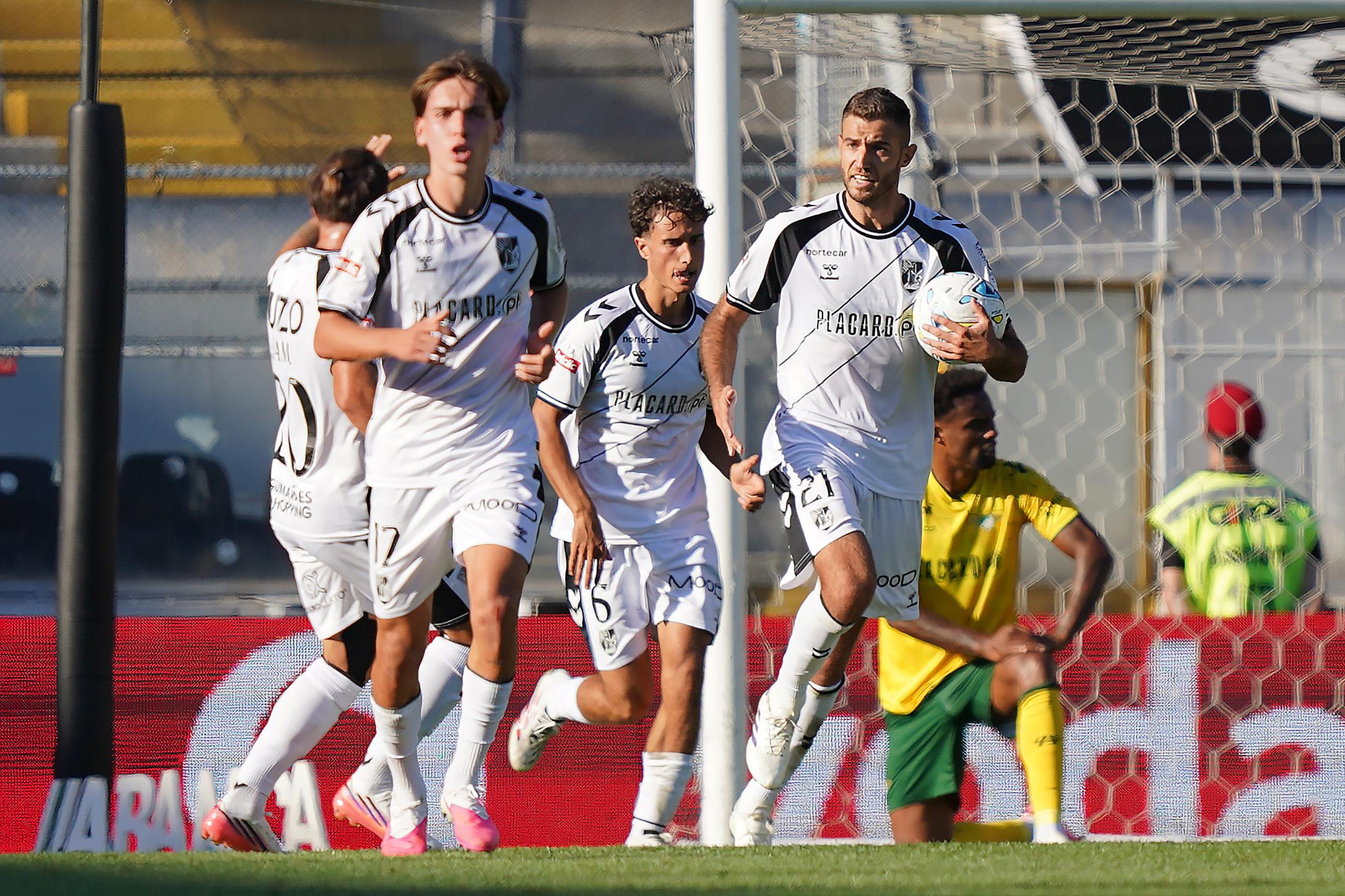 No último lance do dérbi, Toni Borevkovic resgatou um ponto para o Vitória na receção ao Moreirense — Foto: Hugo Delgado/LUSA