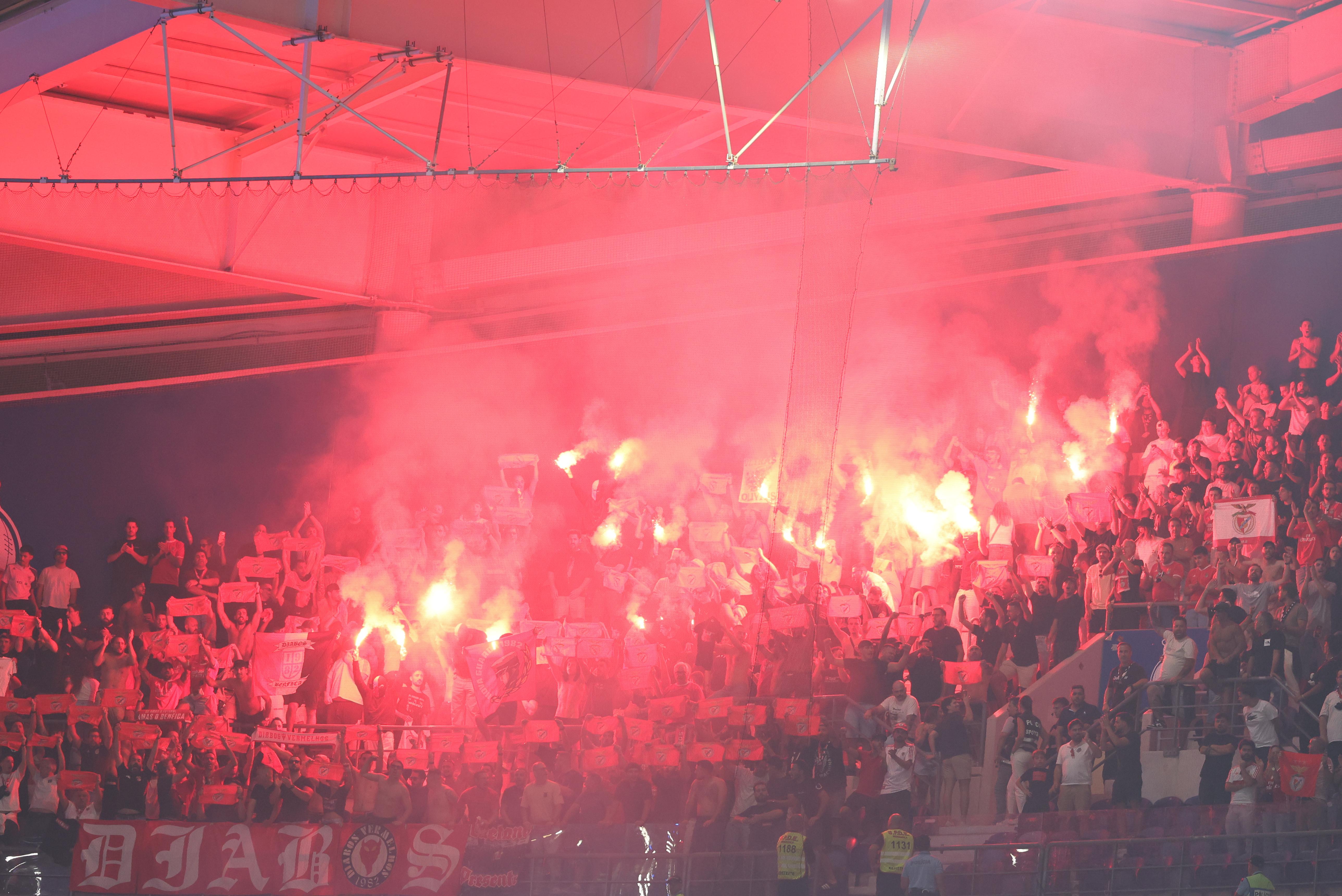 Adeptos benfiquistas no Dragão para o FC Porto-Benfica - Foto: Kapta + / Catarina Morais e Rogério Ferreira