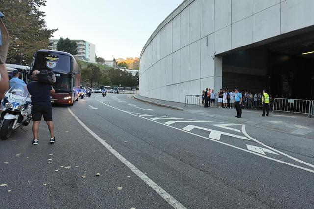 Clássico já ferve: autocarro do Benfica recebido com insultos no Dragão