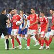 Jogadores a reclamar da expulsão de Lenglet no FC Porto-Benfica - Foto: Kapta + / Catarina Morais e Rogério Ferreira