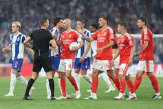 Jogadores a reclamar da expulsão de Lenglet no FC Porto-Benfica - Foto: Kapta + / Catarina Morais e Rogério Ferreira