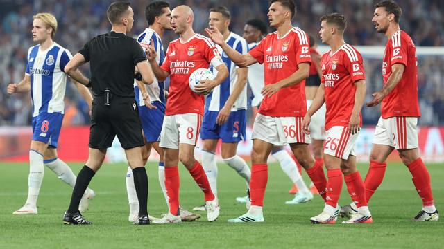 Jogadores a reclamar da expulsão de Lenglet no FC Porto-Benfica - Foto: Kapta + / Catarina Morais e Rogério Ferreira