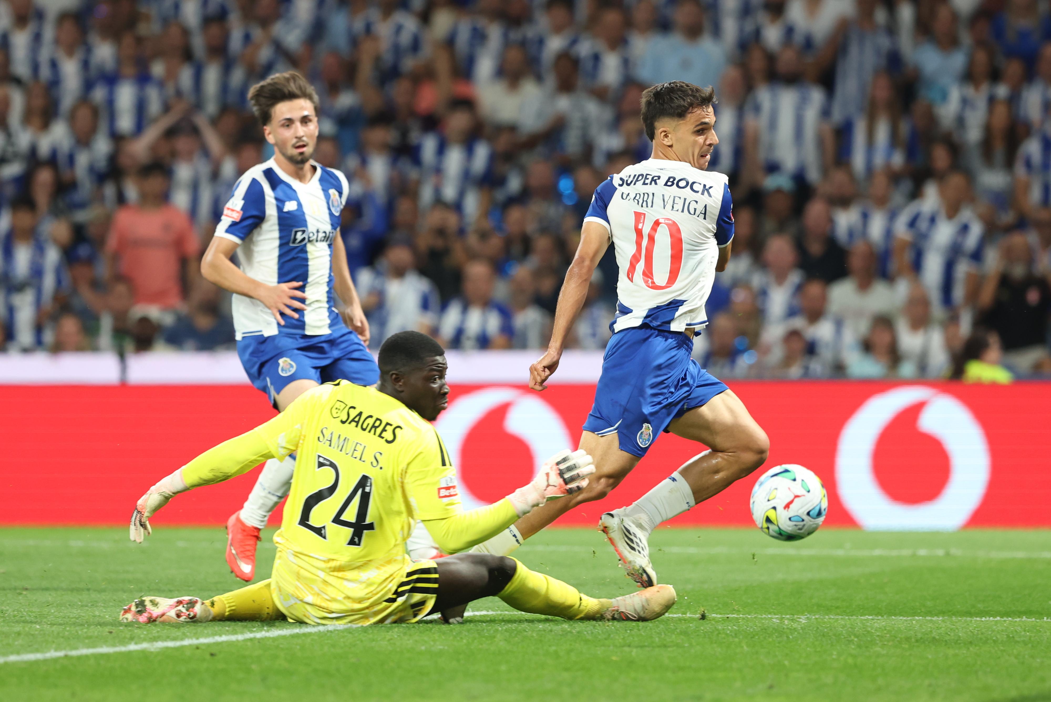 Gabri Veiga a passar por Samuel Soares no FC Porto-Benfica - Foto: Kapta + / Catarina Morais e Rogério Ferreira