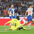 Gabri Veiga a passar por Samuel Soares no FC Porto-Benfica - Foto: Kapta + / Catarina Morais e Rogério Ferreira