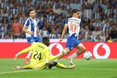 Gabri Veiga a passar por Samuel Soares no FC Porto-Benfica - Foto: Kapta + / Catarina Morais e Rogério Ferreira