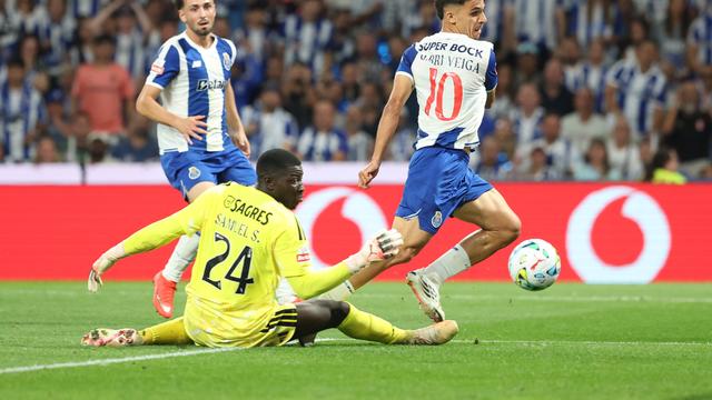 Gabri Veiga a passar por Samuel Soares no FC Porto-Benfica - Foto: Kapta + / Catarina Morais e Rogério Ferreira