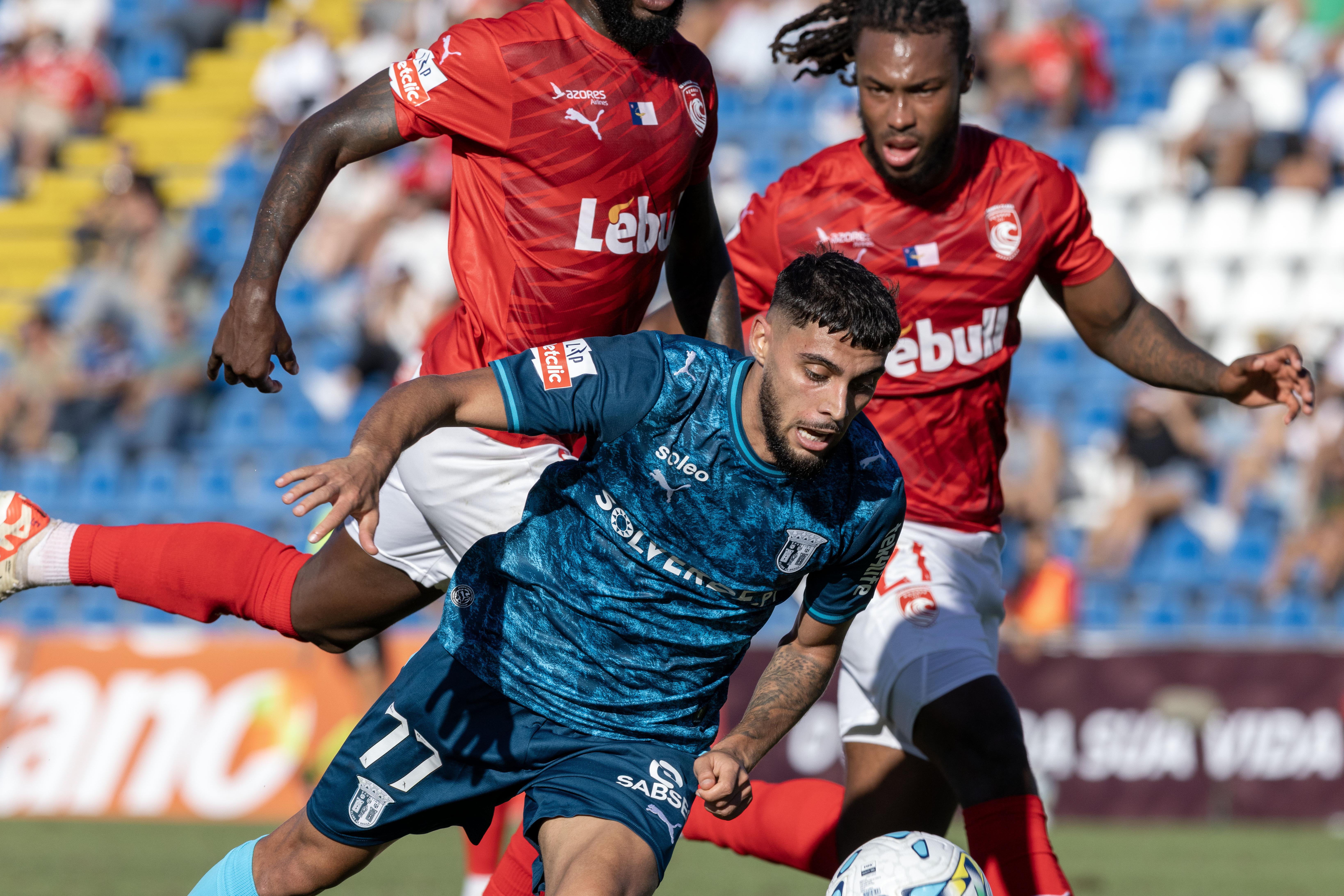Santa Clara e SC Braga empataram no São Miguel. -Foto: EDUARDO COSTA/LUSA