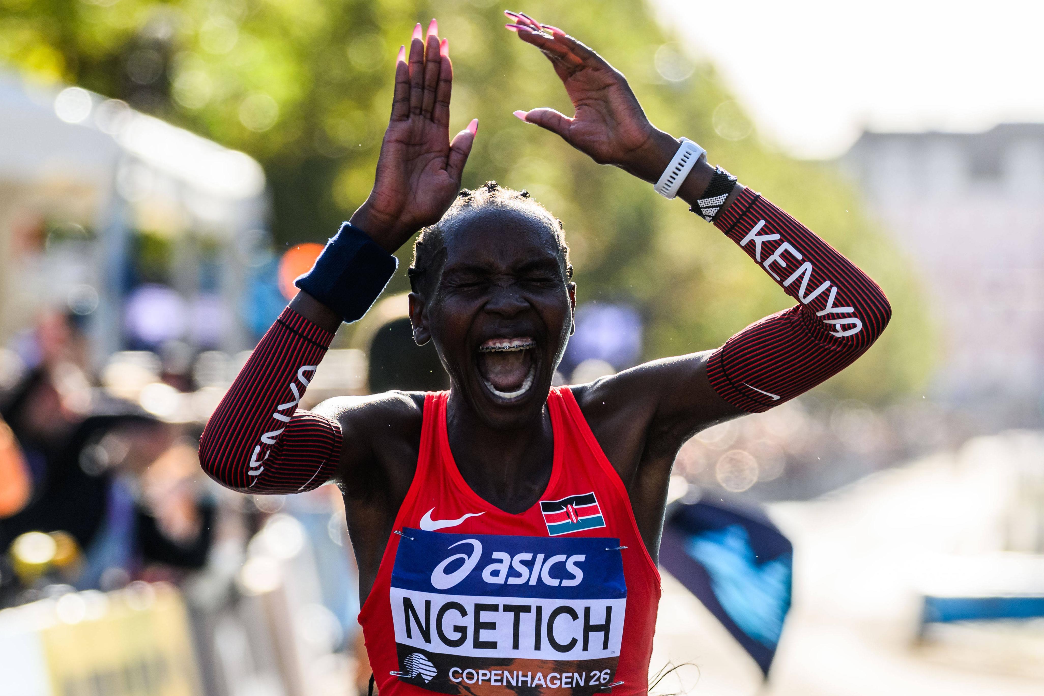 A alegria de Agnes Jebet Ngetich quando percebeu que tinha batido o recorde mundial. IMAGO