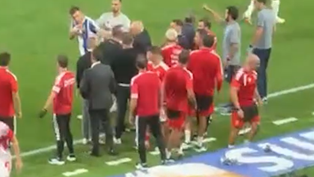 No meio da confusão, Bednarek e Marco Silva deram o exemplo