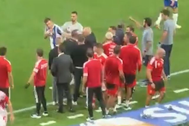 No meio da confusão, Bednarek e Marco Silva deram o exemplo