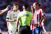 Fede Valverde a falar com o árbitro