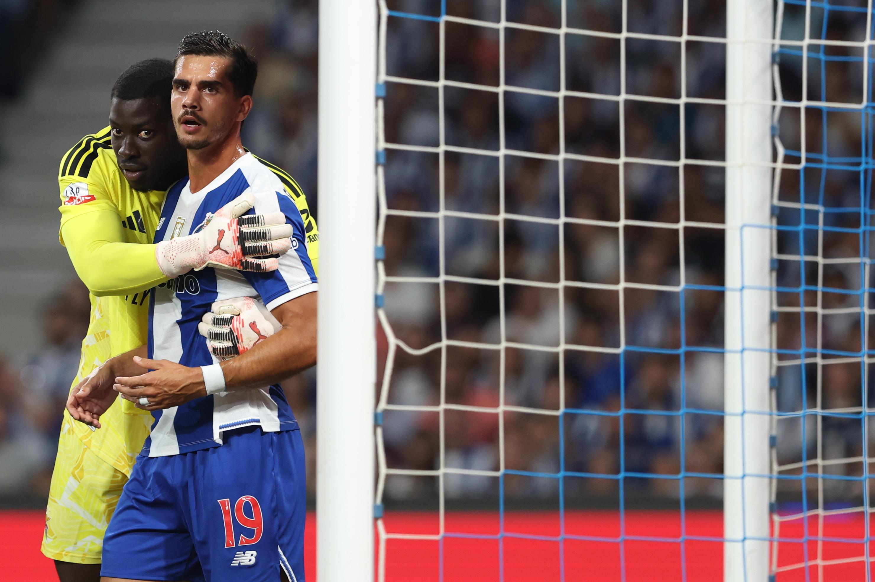 Samuel Soares a abraçar André Silva no FC Porto-Benfica - Foto: Kapta + / Catarina Morais e Rogério Ferreira
