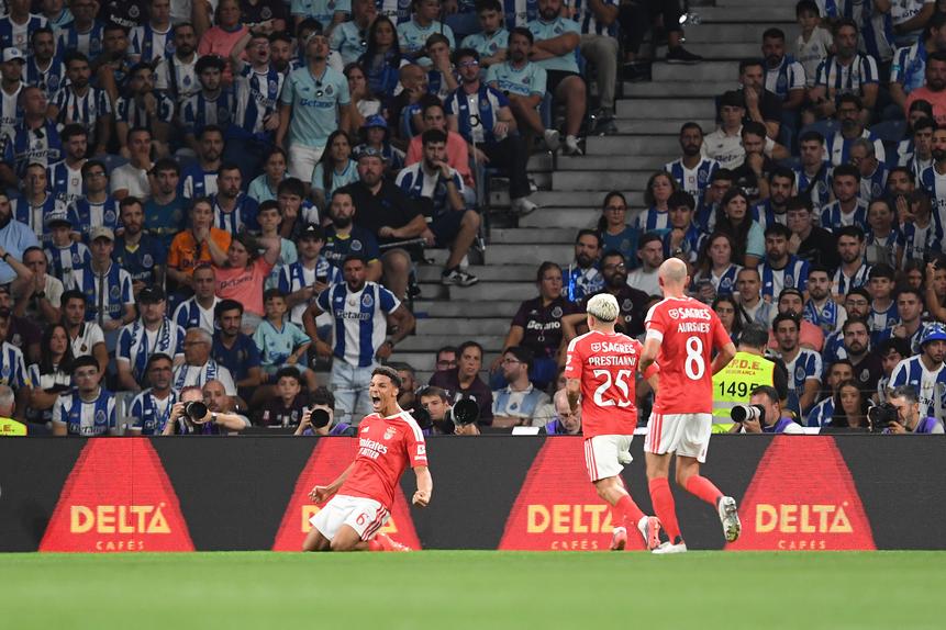 Alexander Bah festeja o golo do Benfica no Dragão - Foto: Catarina Morais/KAPTA +