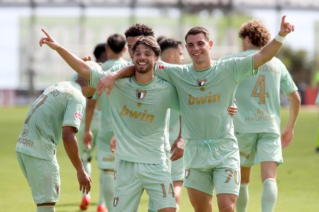 Georgios Koutsias (à direita) voltou a ser decisivo na Madeira e já chegou aos cinco golos na Liga — Foto: Homem de Gouveia/LUSA