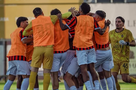 Festa dos jogadores do Olhanense após o golo que selou a continuidade na prova rainha — Foto: Olhanense