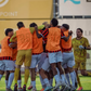 Festa dos jogadores do Olhanense após o golo que selou a continuidade na prova rainha — Foto: Olhanense
