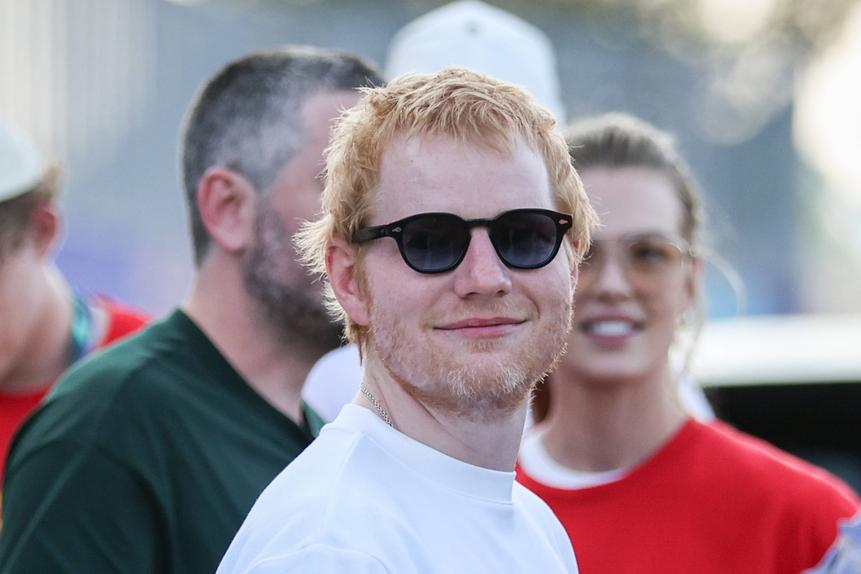 O cantor Ed Sheeran pediu desculpa pela exclusão do rapper Macklemore da sua digressão
