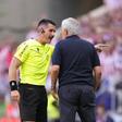 José Mourinho a falar com o árbitro Ortiz Arias, de 41 anos