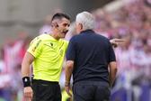 José Mourinho a falar com o árbitro Ortiz Arias, de 41 anos