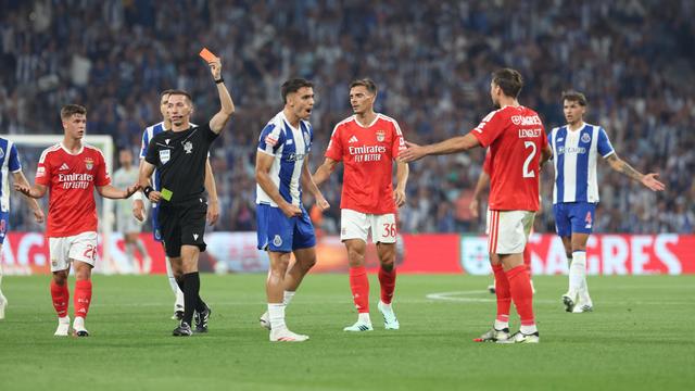 Expulsão de Lenglet no FC Porto-Benfica - Foto: Kapta + / Catarina Morais e Rogério Ferreira