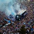 Loucura total na chegada do autocarro azul e branco - Foto: FC Porto