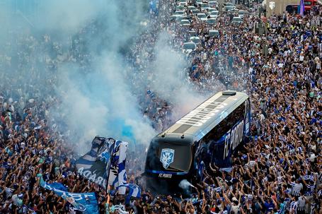 Loucura total na chegada do autocarro azul e branco - Foto: FC Porto