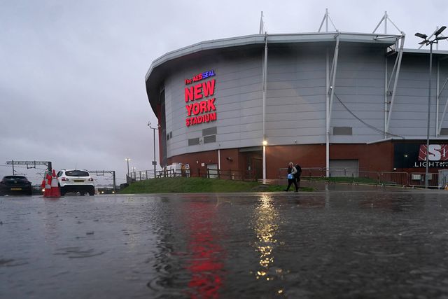 Vídeo: Cheias adiam jogo no Championship