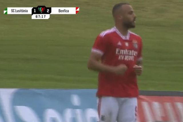 Vídeo: Finalmente! A estreia de Arthur Cabral a marcar pelo Benfica
