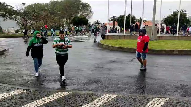 Adeptos em festa em Angra do Heroísmo