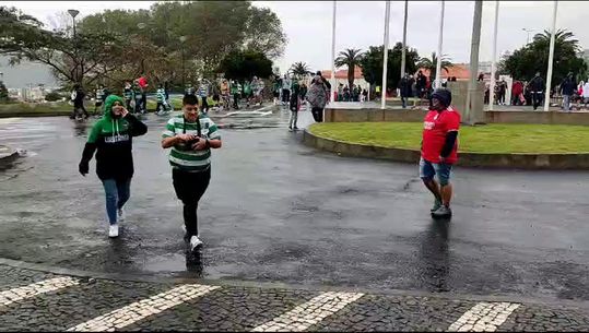 Adeptos em festa em Angra do Heroísmo