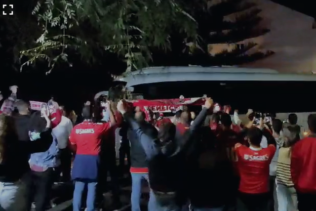 Benfica recebido por dezenas nos Açores (vídeo)