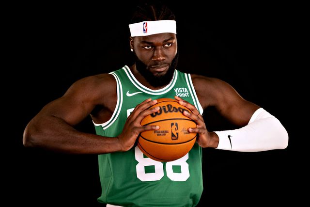 Neemias tem 2,13m, mas vai ao chão ganhar uma bola… e é ovacionado