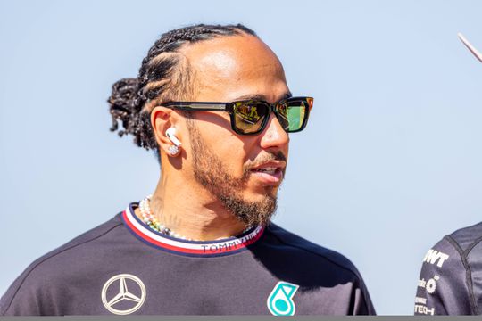 Vídeo: Lewis Hamilton despista-se na terceira volta e obriga a 'safety car'