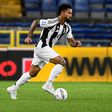 Douglas Luiz surge em discoteca após goleada com a Atalanta e enfurece adeptos