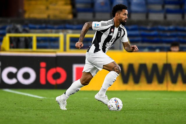 Douglas Luiz surge em discoteca após goleada com a Atalanta e enfurece adeptos