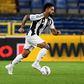Douglas Luiz surge em discoteca após goleada com a Atalanta e enfurece adeptos