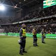 Autoridades atentas ao que se passa nas bancadas do Hammarby-Djurgarden