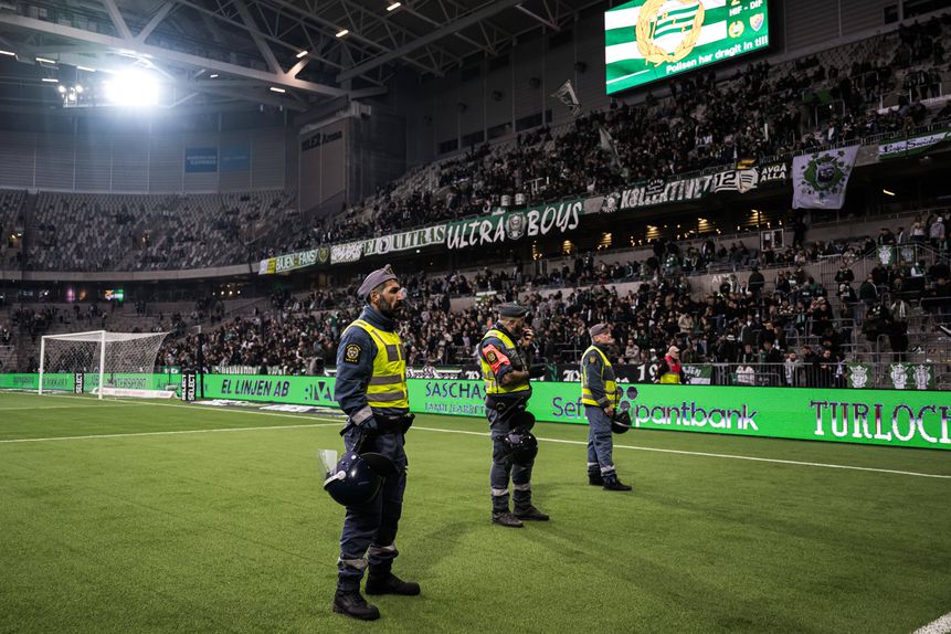 Autoridades atentas ao que se passa nas bancadas do Hammarby-Djurgarden