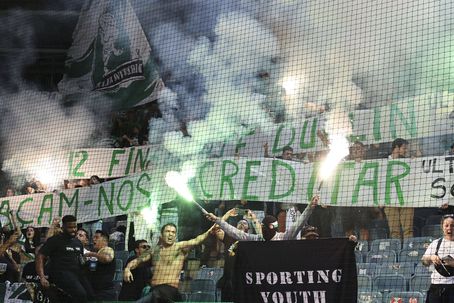 Pirotecnia continua em resultar em multas para a SAD do Sporting (Foto IMAGO)