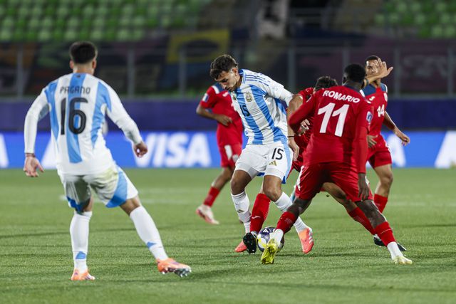 Tomás Pérez, com a camisola 15, ao serviço da seleção sub-20 da Argentina