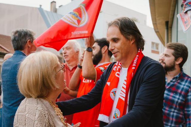 Nuno Gomes à porta da casa do Benfica no Porto (Foto: Ana Rocha Nené)