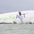 Avião caiu no mar após acidente no Aeroporto de Hong Kong e ficou parcialmente submerso