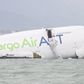 Avião caiu no mar após acidente no Aeroporto de Hong Kong e ficou parcialmente submerso