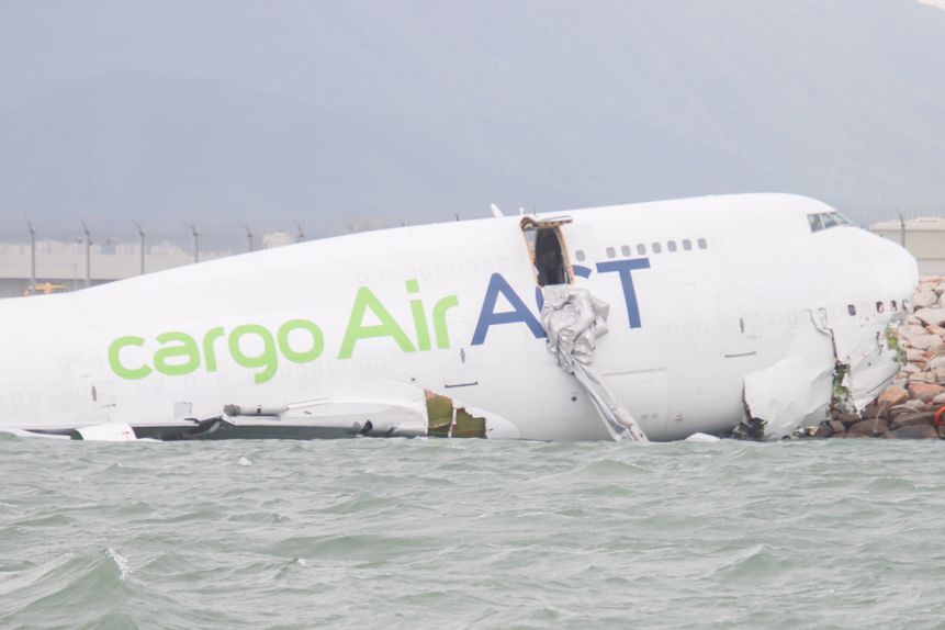 Avião caiu no mar após acidente no Aeroporto de Hong Kong e ficou parcialmente submerso