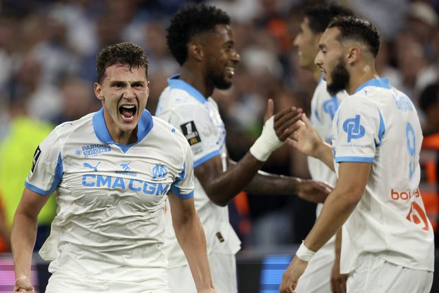 Benjamin Pavard a celebrar mais um golo e uma vitória do Marselha na Ligue 1