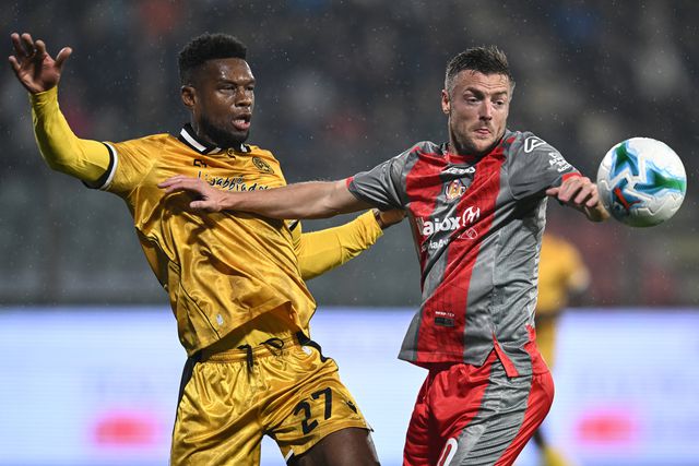 Jamie Vardy, avançado do Cremonese, em duelo com Christian Kabasele, defesa do Udinese