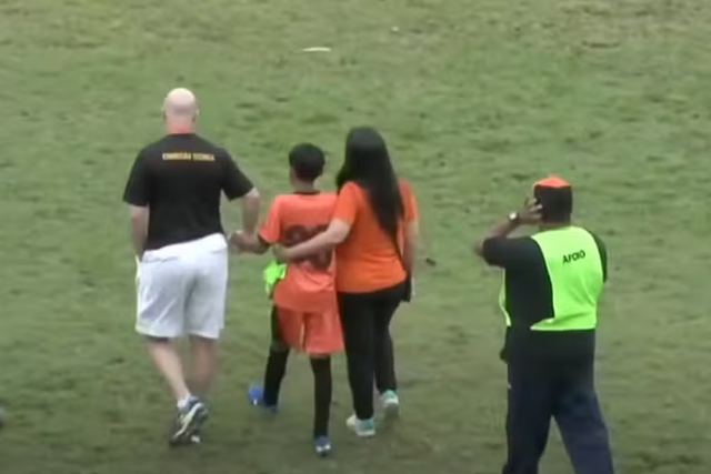 Mulher detida por deixar criança a chorar com insultos racistas em jogo de sub-12