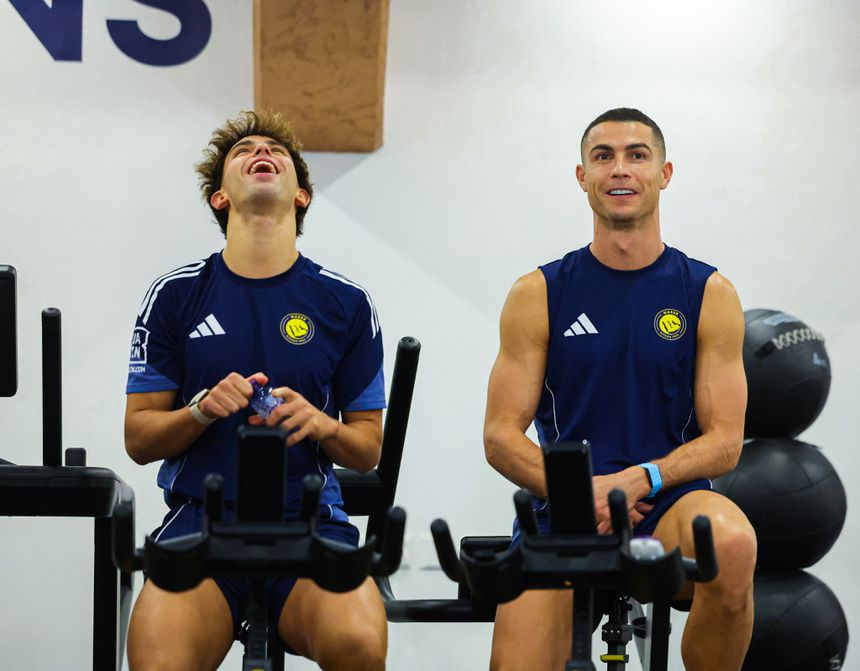 Cristiano Ronaldo ao lado de João Félix na recuperação do jogo com o Al Fateh - Foto: Al Nassr