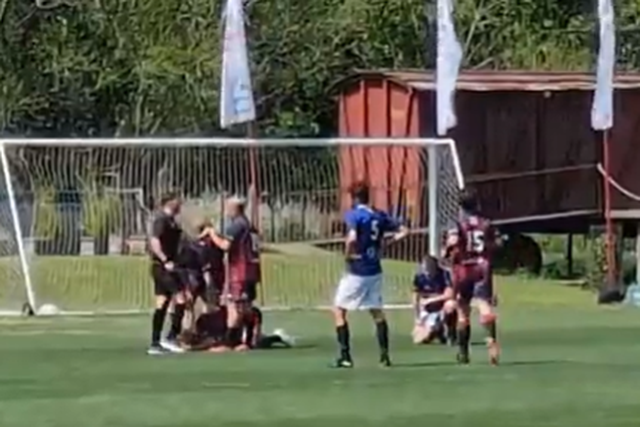 Diego Forlán caiu mal no relvado após choque com adversário em jogo de veteranos do Uruguai