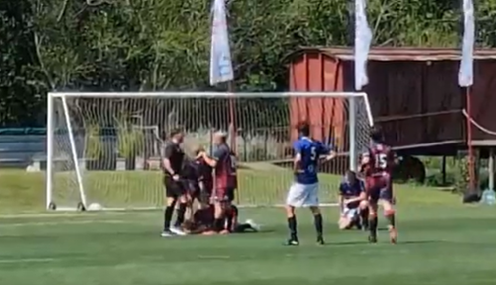 Diego Forlán caiu mal no relvado após choque com adversário em jogo de veteranos do Uruguai